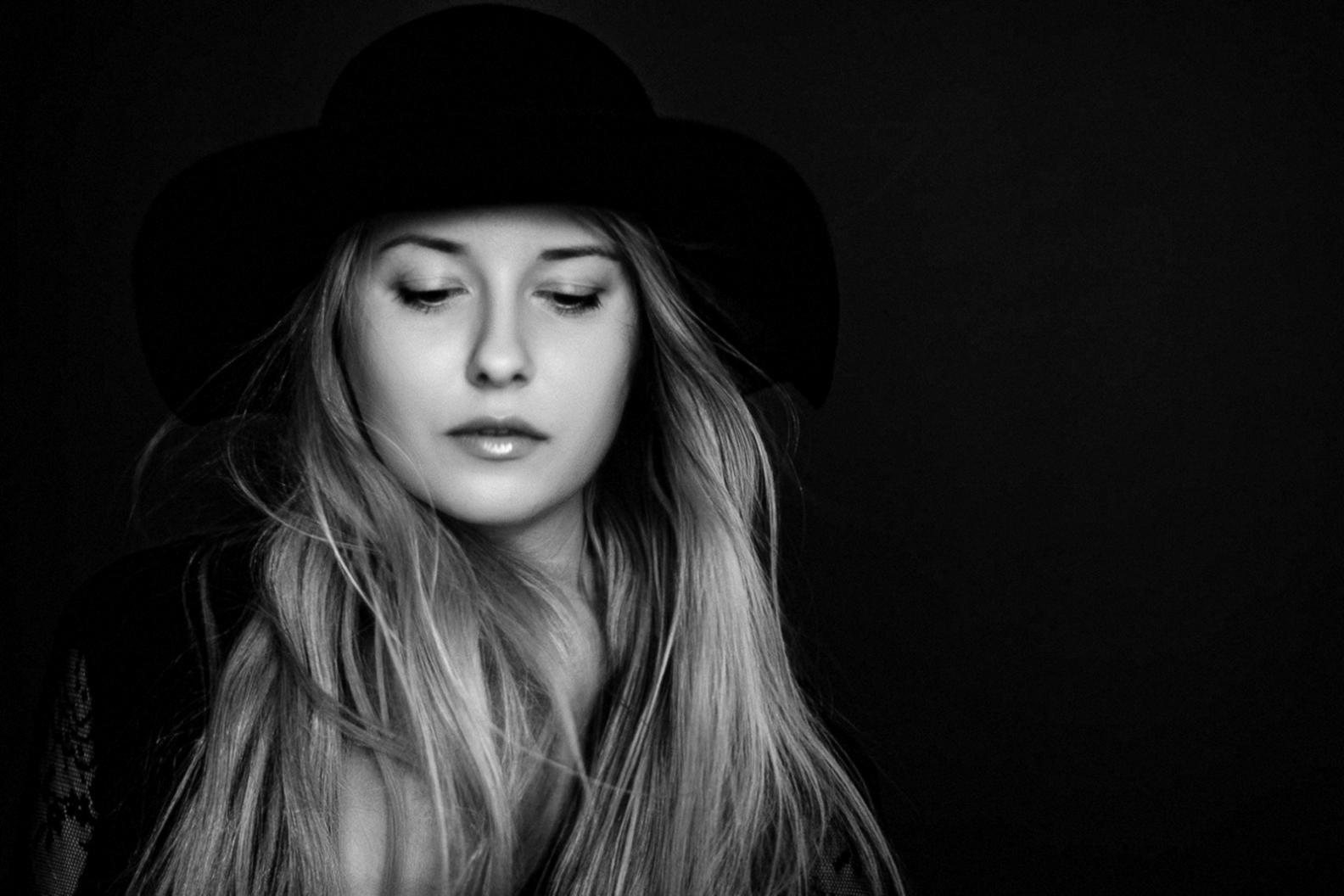 Detailarbeit beim Fashion-Show-Styling