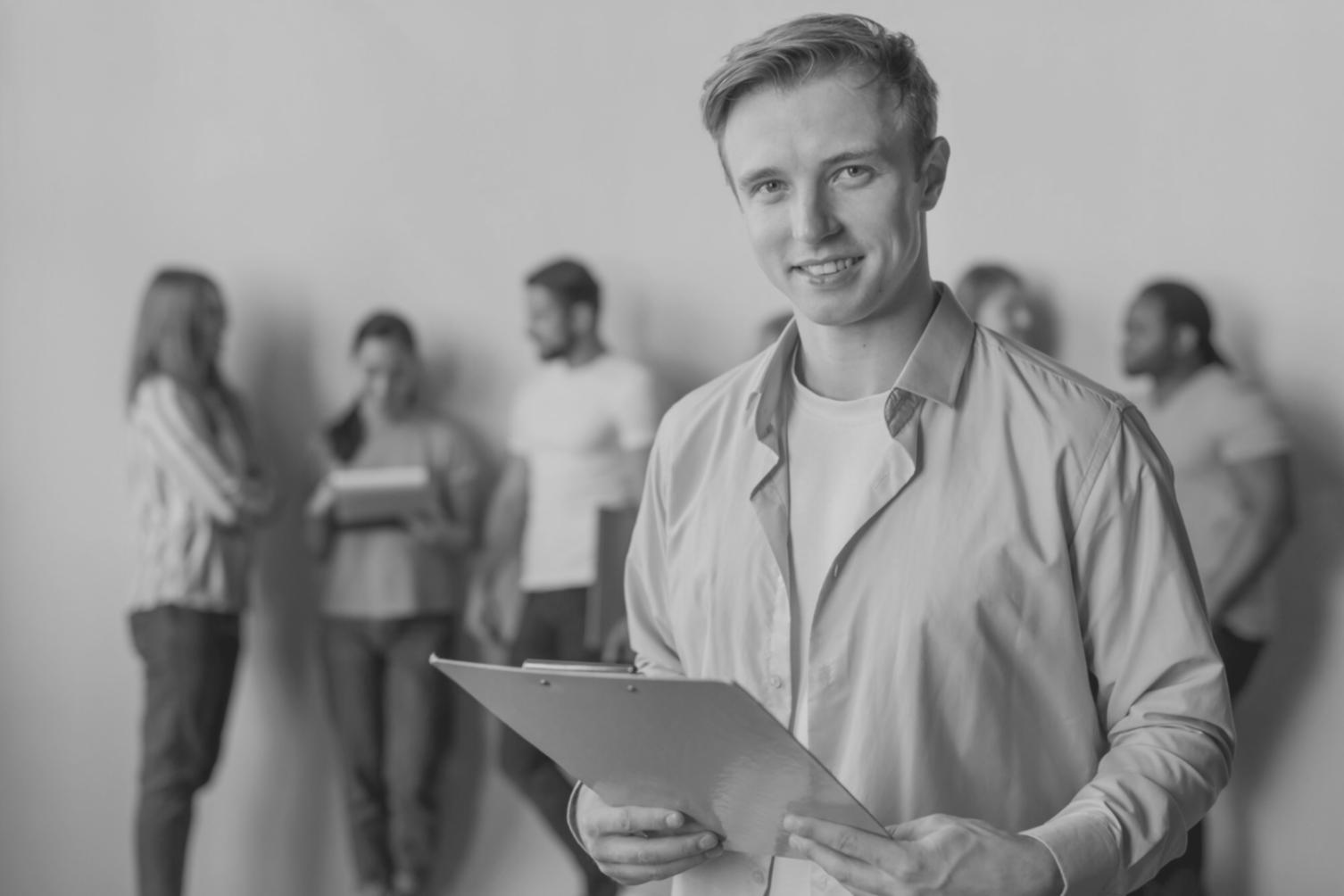 Backstage-Vorbereitungen bei einer Modenschau mit professionellem Beauty-Team